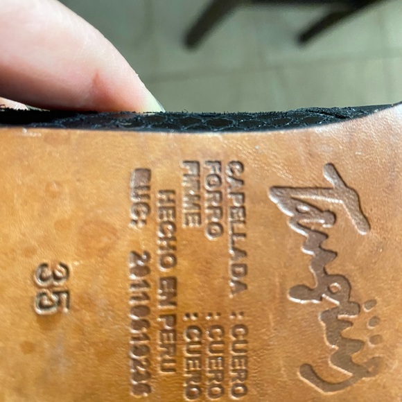 100% real leather boots. Size is 35 black color - Picture 5 of 5